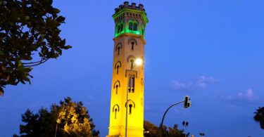 Torre de la Miranda, il·luminada durant el vespre.