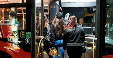 Servei d'autocar gratuït i a demanda a les festes majors de Cornellà de Llobregat.