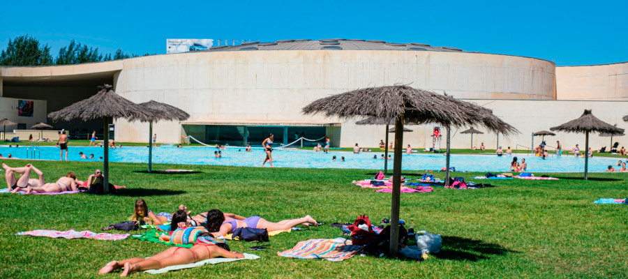 Obren les piscines exteriors de Cornellà de Llobregat.