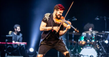 Strad, el violinista rebelde, actua a Cornellà de Llobregat.