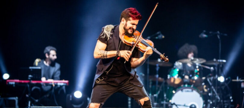 Strad, el violinista rebelde, actua a Cornellà de Llobregat.